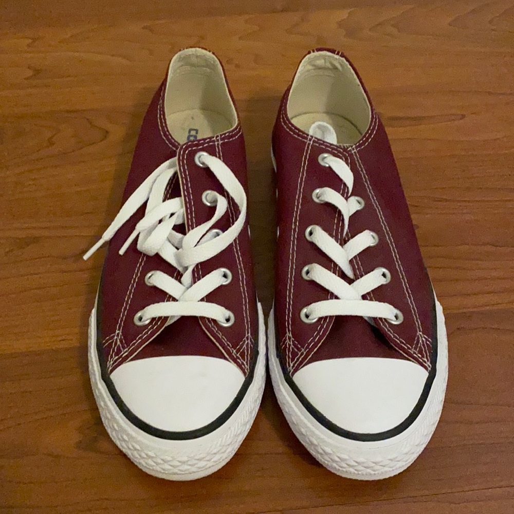 Maroon lowtop converse women’s all star 3